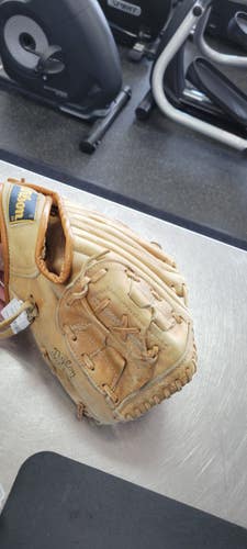Used Wilson 10.5 BB/SB Glove RH Throw None 10 1/2" 11497-C000160041