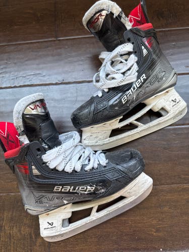 Black 2023 Bauer Vapor X5 Pro Hockey Skates Extra Wide Width Size 3.5 (Used)