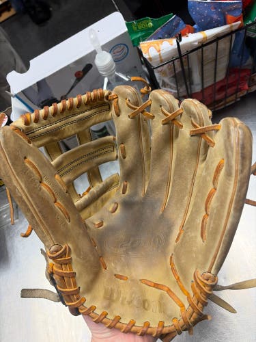 Wilson A2000 RH Outfield Baseball Glove 12.75" (Used)