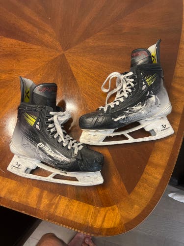 Bauer Vapor Hyperlite 2 Hockey Skates 9 Fit 2 (Used)