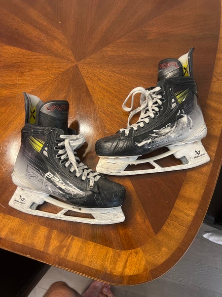 Bauer Vapor Hyperlite 2 Hockey Skates 9 Fit 2 (Used)