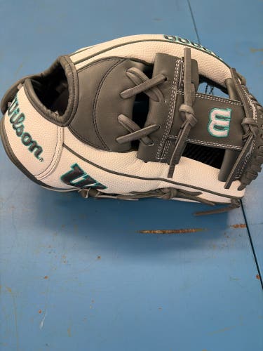 NEW Wilson A2000 11’75” SUPERSKIN FASTPITCH