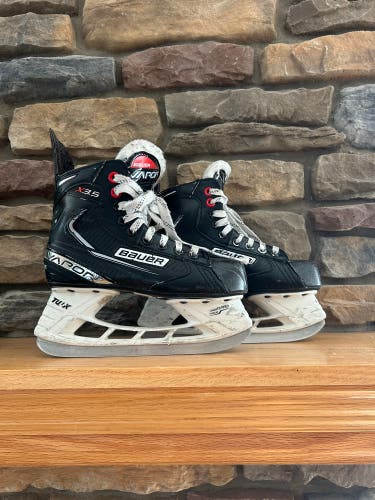 Used Youth Bauer Size 2.5 Vapor X3.5 Hockey Skates