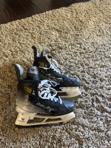 2023 Bauer Vapor Hyperlite 2 Hockey Skates Regular Width 8 (Used)