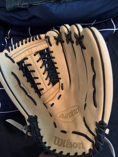 2025 Wilson A2000 RH Outfield Baseball Glove 13.5" (New)