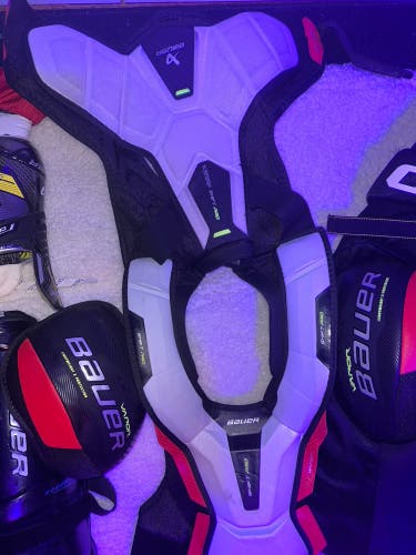 Men's Medium Senior Bauer Vapor Shift Pro Shoulder Pads (Used)