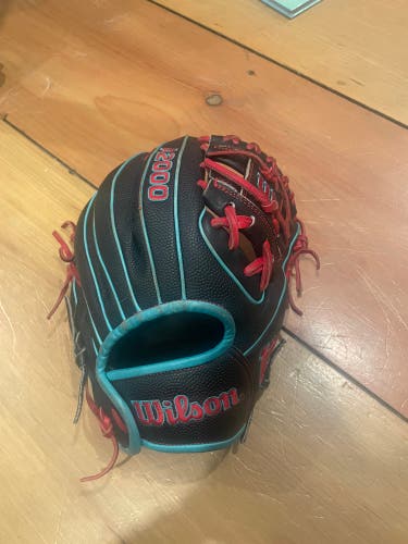 2024 Wilson A2000 RH Infield Baseball Glove 11" (Used)