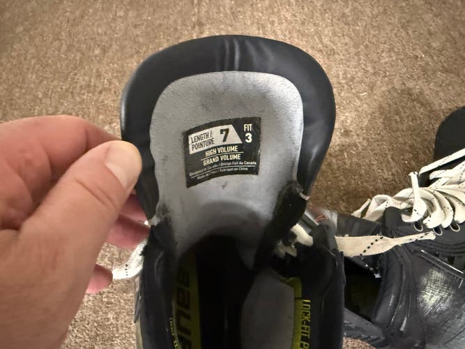 2023 Bauer Vapor Hyperlite 2 Hockey Skates Wide Width 7 (Used)