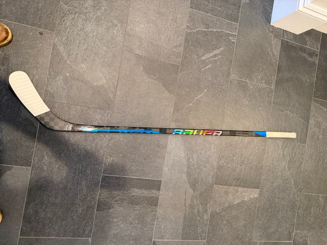Junior Bauer Nexus Sync Right Handed Hockey Stick 50 Flex (Used) p92