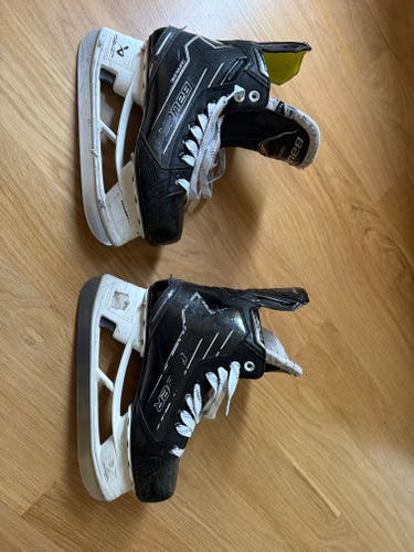 Black Bauer Supreme Ignite Pro+ Hockey Skates Regular Width Size 6.5 (Used)