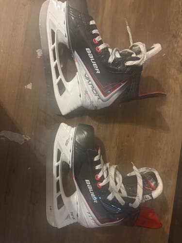 2025 Bauer Vapor Fly30 Hockey Skates Size 4.5 (Used)