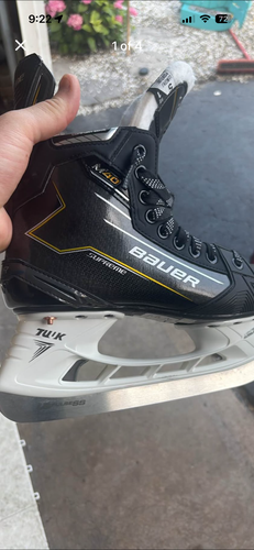 Black/Yellow Bauer Supreme M40 Hockey Skates Regular Width Size 5 (Used)