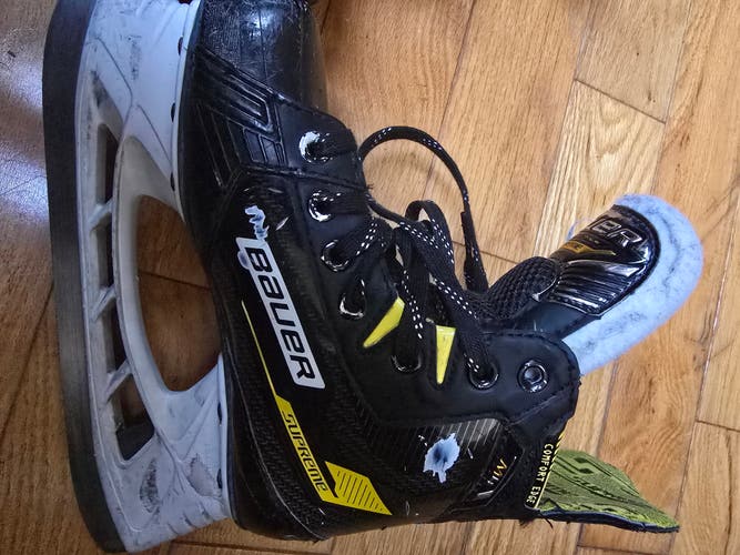 Black Bauer Supreme M4 Hockey Skates Regular Width Size 3 (Used)