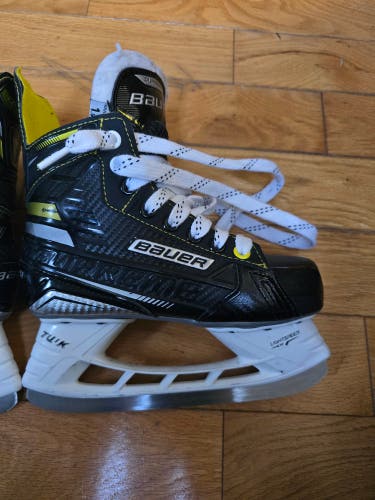 Black Bauer Supreme S35 Hockey Skates Regular Width Size 1.5 (New)