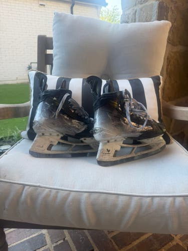 2023 Bauer Vapor Hyperlite 2 Hockey Skates Regular Width Size 5.5 (Used)