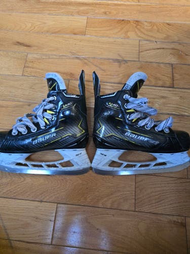 Black Bauer Supreme M40 Hockey Skates Regular Width 13.5 (Used)