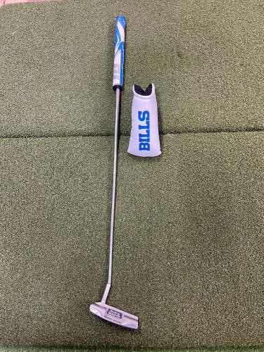 Putter Right-Handed Steel Shaft White/Blue Super Stroke Tour 2.0 Grip.