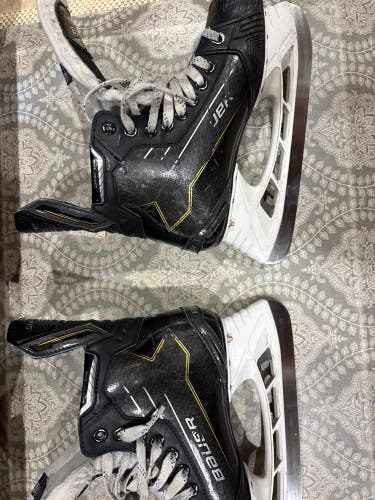 2024 Bauer Supreme M40 Hockey Skates Size 5.5 (Used)