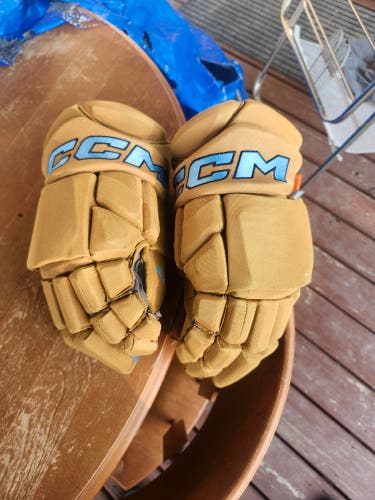 Winnipeg Jets RR CCM JetSpeed FT1 Gloves 14" Pro Stock (Used)