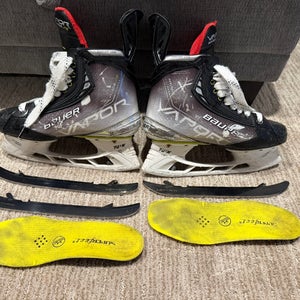 2021 Bauer Vapor Hyperlite Hockey Skates Size 4 (Used)