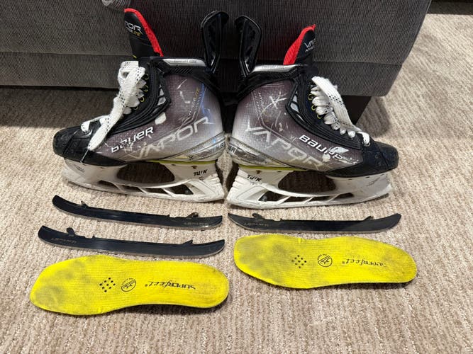 2021 Bauer Vapor Hyperlite Hockey Skates Size 4 (Used)