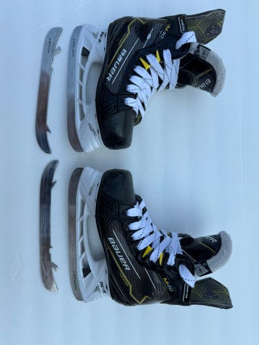2024 Bauer Supreme M40 Hockey Skates Extra Wide Width Size 1 (Used)