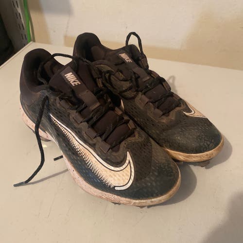 Black Men's Size M 8.5 (W 9.5) Youth Nike Low Top Metal (Used)