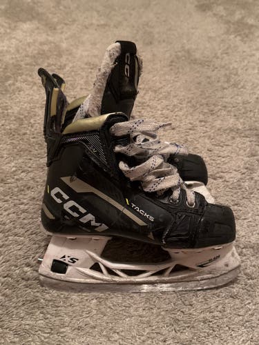 Junior CCM AS-V Hockey Skates Regular Width Size 2