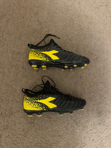 Men's Size M 8.0 Diadora Soccer Cleats