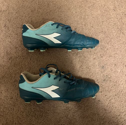 Men's Size M 9.0 Diadora Soccer Cleats (Used)