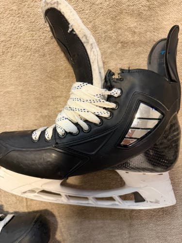 True Pro Custom Hockey Skates Regular Width Pro Stock 9 (Used)