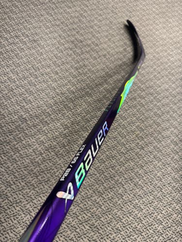 Intermediate Purple/Teal Bauer Vapor Flylite Right Handed Hockey Stick P28 65 Flex (New)