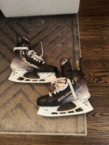 2023 Bauer Vapor Hyperlite 2 Hockey Skates 8.5 (Used)
