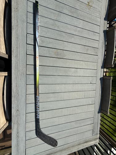 Youth Bauer Vapor Hyperlite 2 Left Hand Hockey Stick P28 30 Flex (Used)