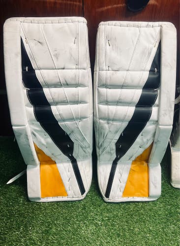32" CCM Extreme Flex E3.9 Goalie Pads