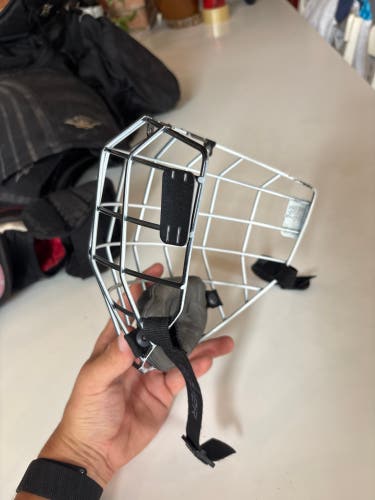 Medium Bauer Concept II Full Cage (Used)