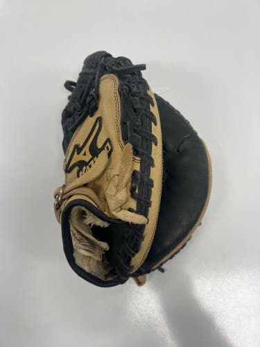 Mizuno RH Catcher's Baseball Glove 31" (Used)