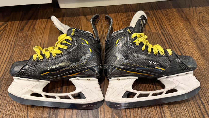 2022 Bauer Supreme M5 Pro Hockey Skates Regular Width Size 3.5 (Used)