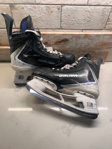 Black/White Bauer Vapor Flylite Hockey Skates Regular Width 9.5 (Used)