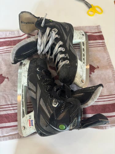 Black 2012 Reebok 20K Hockey Skates Regular Width Size 3 (Used)