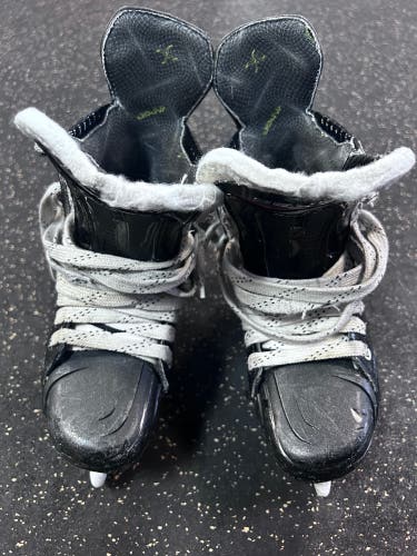 2025 Bauer Vapor Fly40 Hockey Skates Regular Width Size 5.5 (Used)