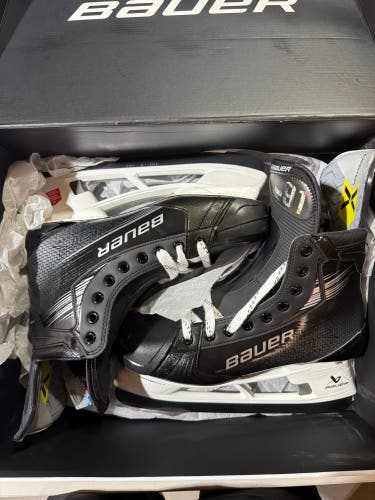 Senior Bauer Vapor Hyperlite 2 Hockey Skates Regular Width Pro Stock 10 (New) 9862