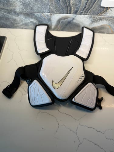 Nike Men’s Small Vapor Elite Lacrosse Chest/Shoulder Pads