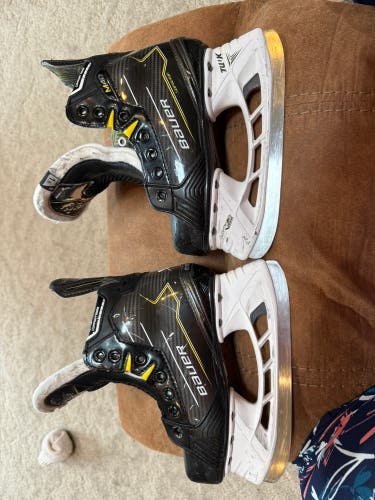 2024 Bauer Supreme M40 Hockey Skates Regular Width Size 1.5 (Used)