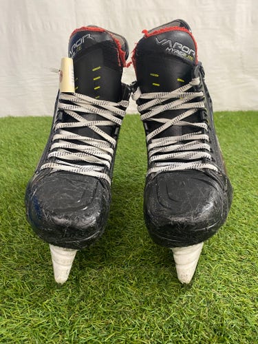 Intermediate Bauer Vapor Hyperlite Hockey Skates | Size 5.5 Fit 3