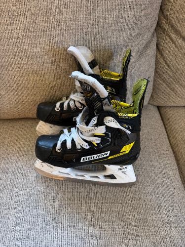 Black/Yellow 2022 Bauer Supreme M4 Hockey Skates Size 2.5 (Used)