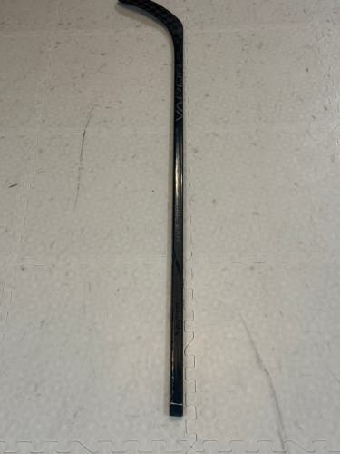 Junior Bauer Vapor Hyperlite 2 Right Handed Hockey Stick P28 50 Flex (Used)