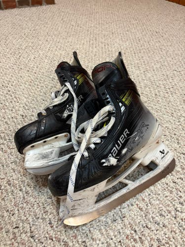 2023 Bauer Vapor Hyperlite 2 Hockey Skates Regular Width 9 (Used)