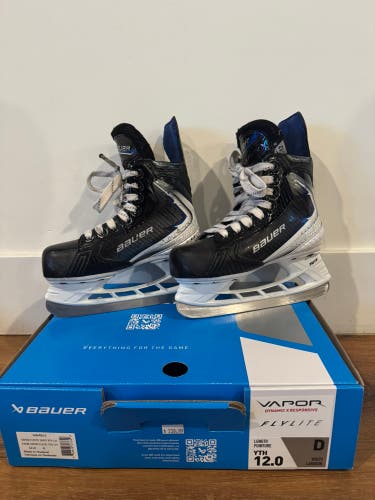 2025 Bauer Vapor Flylite Hockey Skates Regular Width Youth 12 (Used)
