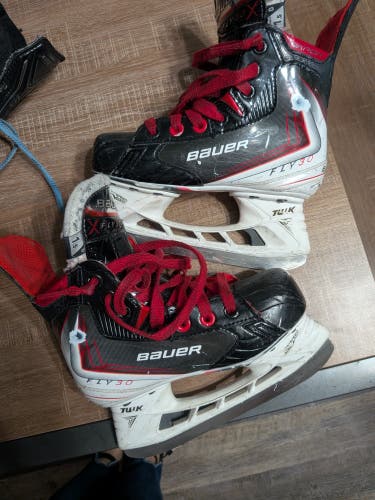 Bauer Vapor Fly30 Hockey Skates Regular Width Size 1.5 and brand new blades (Used)